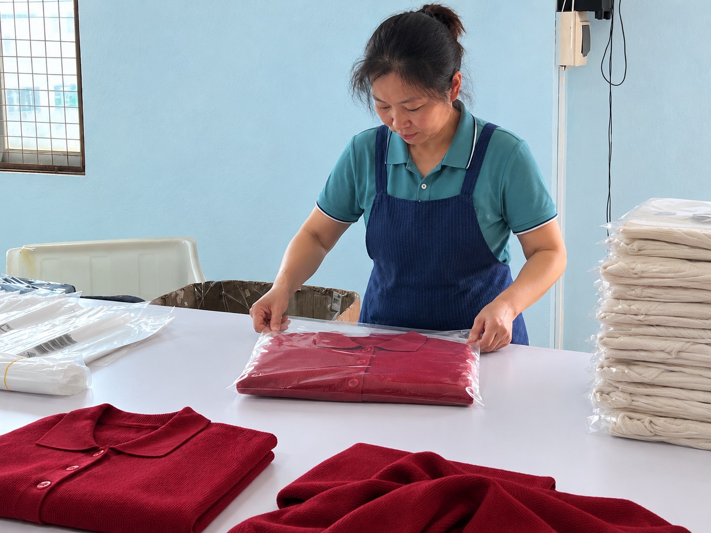 Folding and individual packing of knitwear